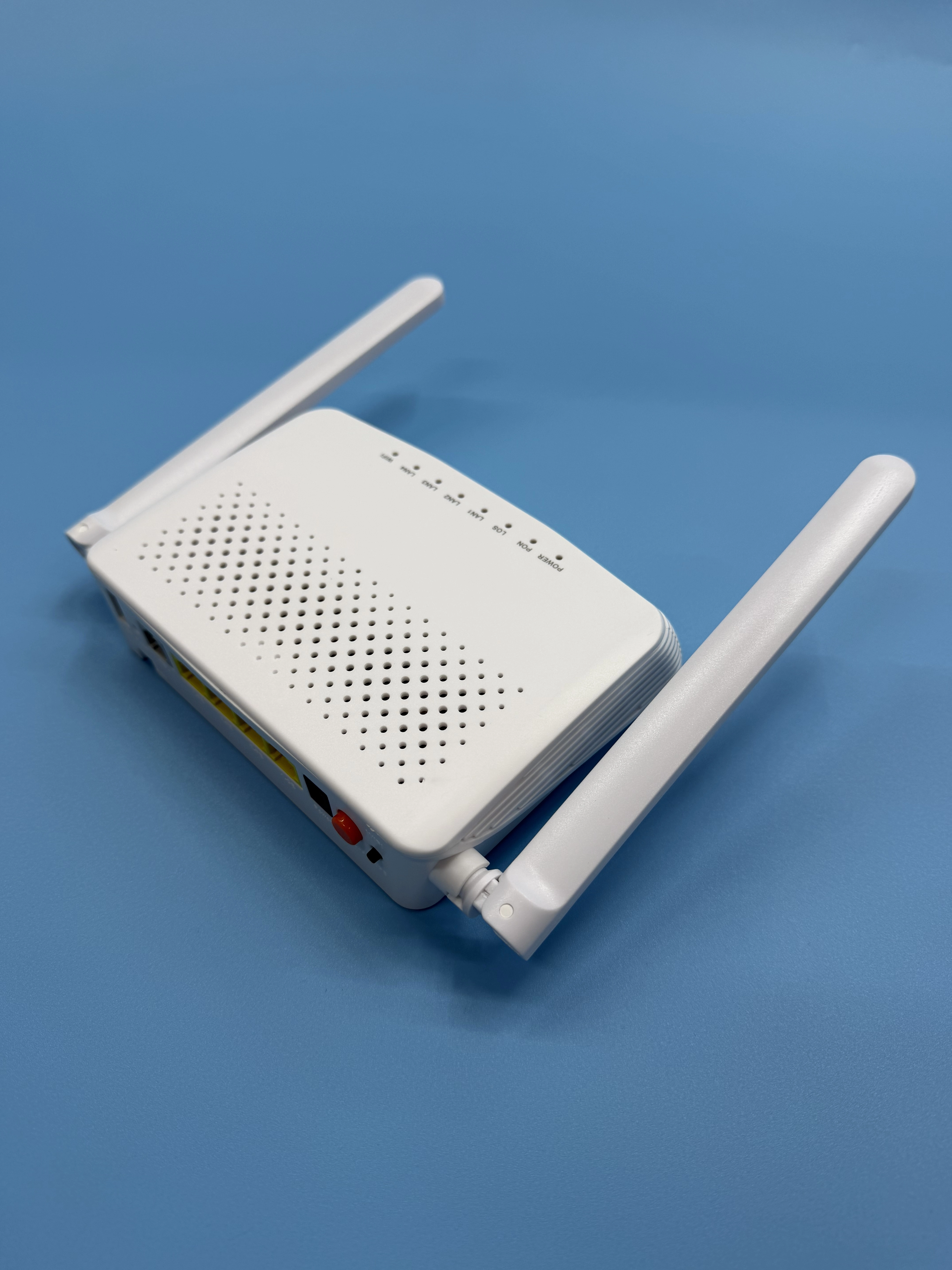 راوتر XPON Ai-3101 أحادي النطاق مزود بمنفذ جيجابت واحد + 3 منافذ إيثرنت + منفذ هاتف أرضي واحد، يدعم تقنية واي فاي 2.4 جيجاهرتز AC، وتقنية الألياف الضوئية للتوصيل المنزلي (FTTH)، ووحدة ONT، ووحدة ONU. 1