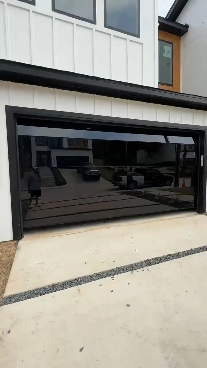 Porte de garage architecturale sans cadre en verre teinté noir – Conçue pour les projets résidentiels haut de gamme 1