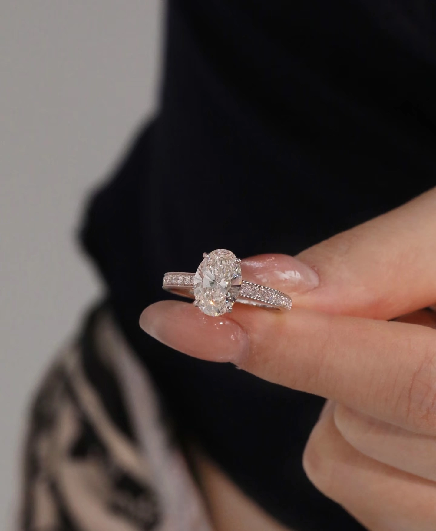 Anillo de bodas de oro blanco de 18 quilates con diamantes brillantes cultivados en laboratorio de talla ovalada de alta claridad 1