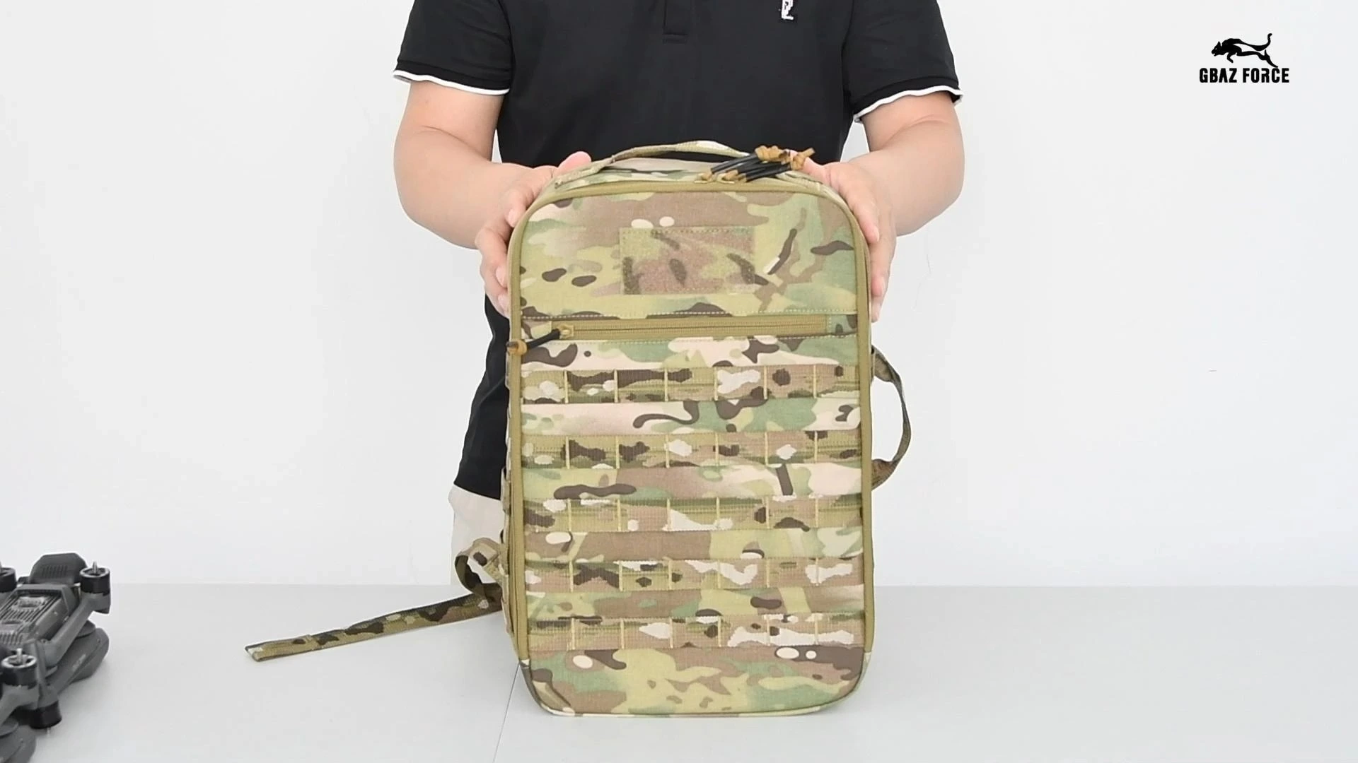 Mochila tática modular para transporte de drones da GAF com sistema de cintas elásticas removíveis. 1