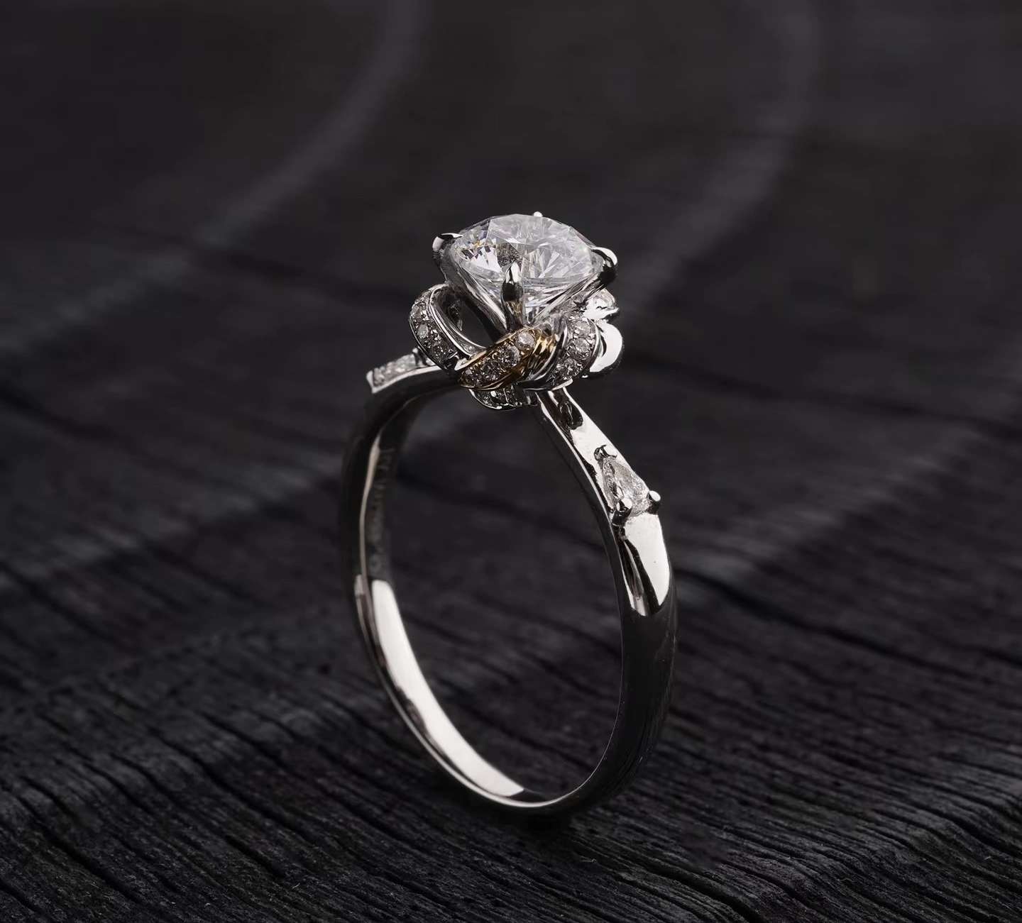 Anillo de camelia con diamantes cultivados en laboratorio de talla brillante redonda en oro blanco de 18 quilates 1