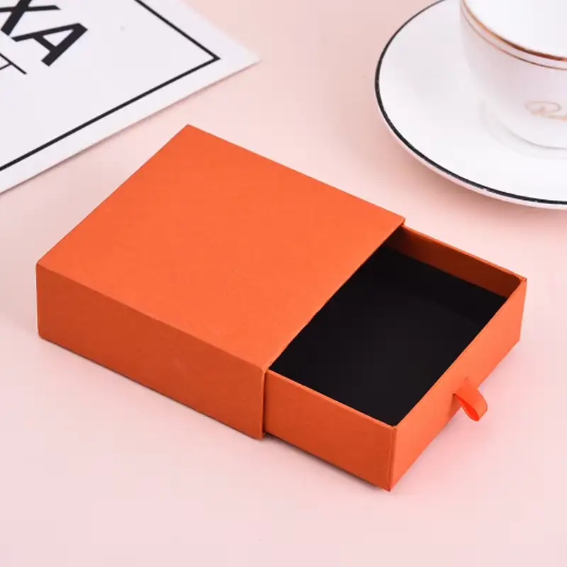 علبة مجوهرات صغيرة قابلة للتخصيص، مزينة بشعار بارز، عبوة ورقية شخصية للأقراط والأساور والخواتم، مزودة بإسفنجة. 1