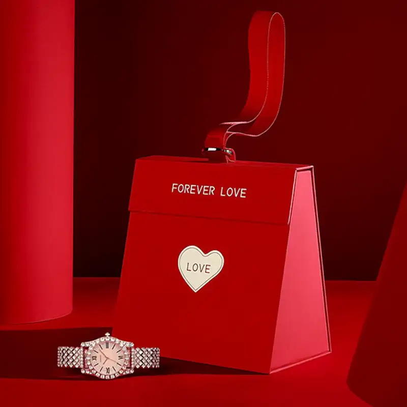 علبة هدايا عيد الحب بتصميم مثلث بشعار مخصص وإغلاق مغناطيسي، مزينة بنقوش بارزة وتغليف غير لامع. 1