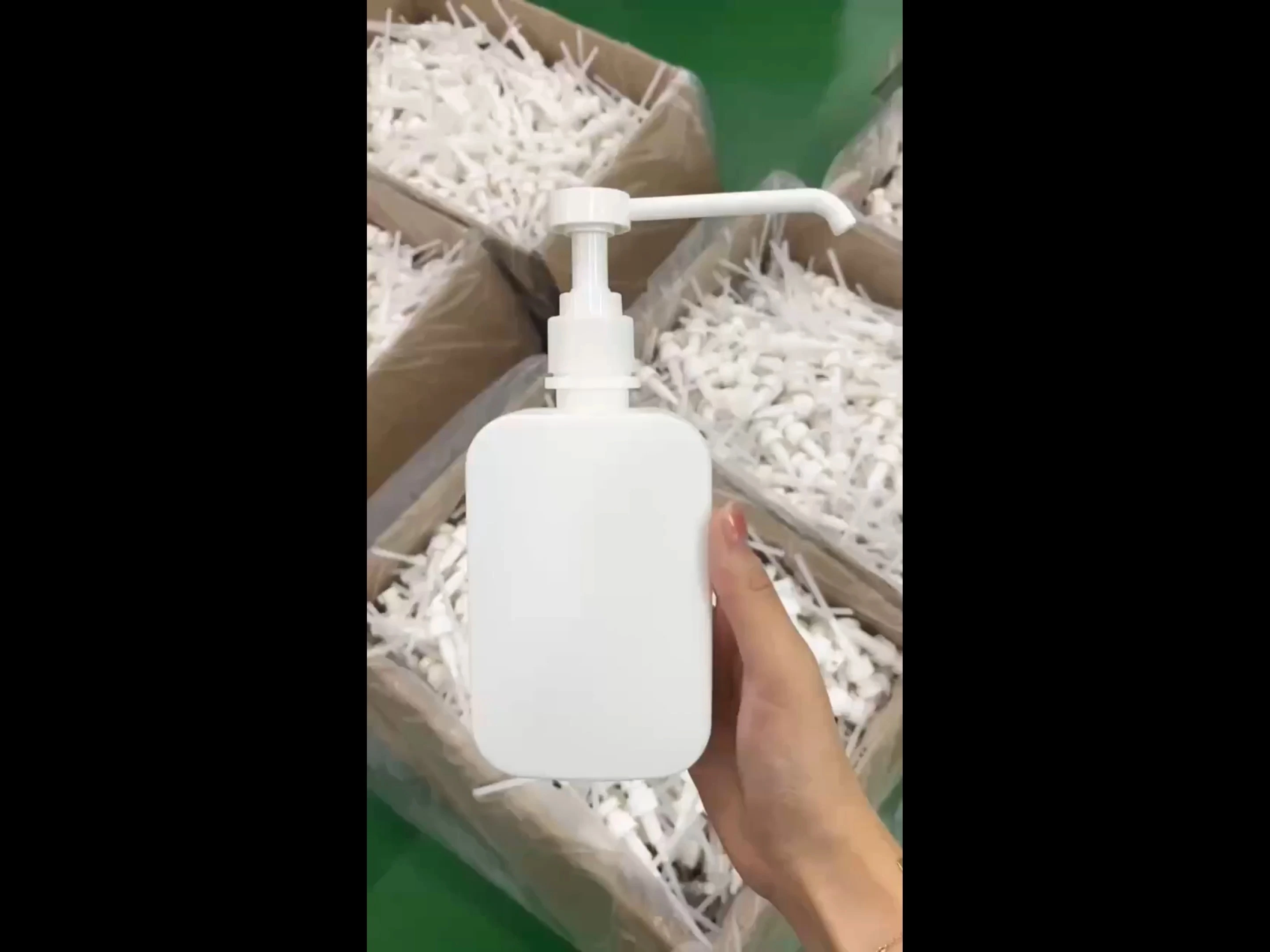 565ml Clear PET Round Shampoo & Conditioner Pump Bottles 1