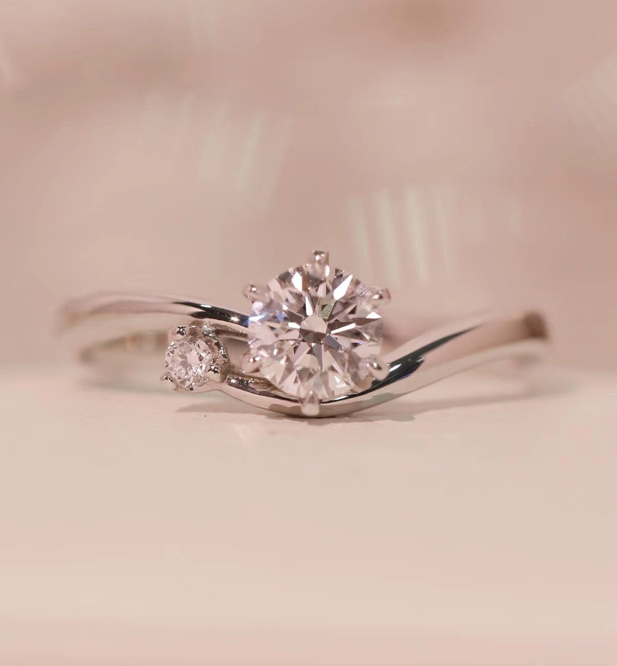 18K White Gold Round Brilliant Cut Lab-Grown Diamond Engagement Ring 1