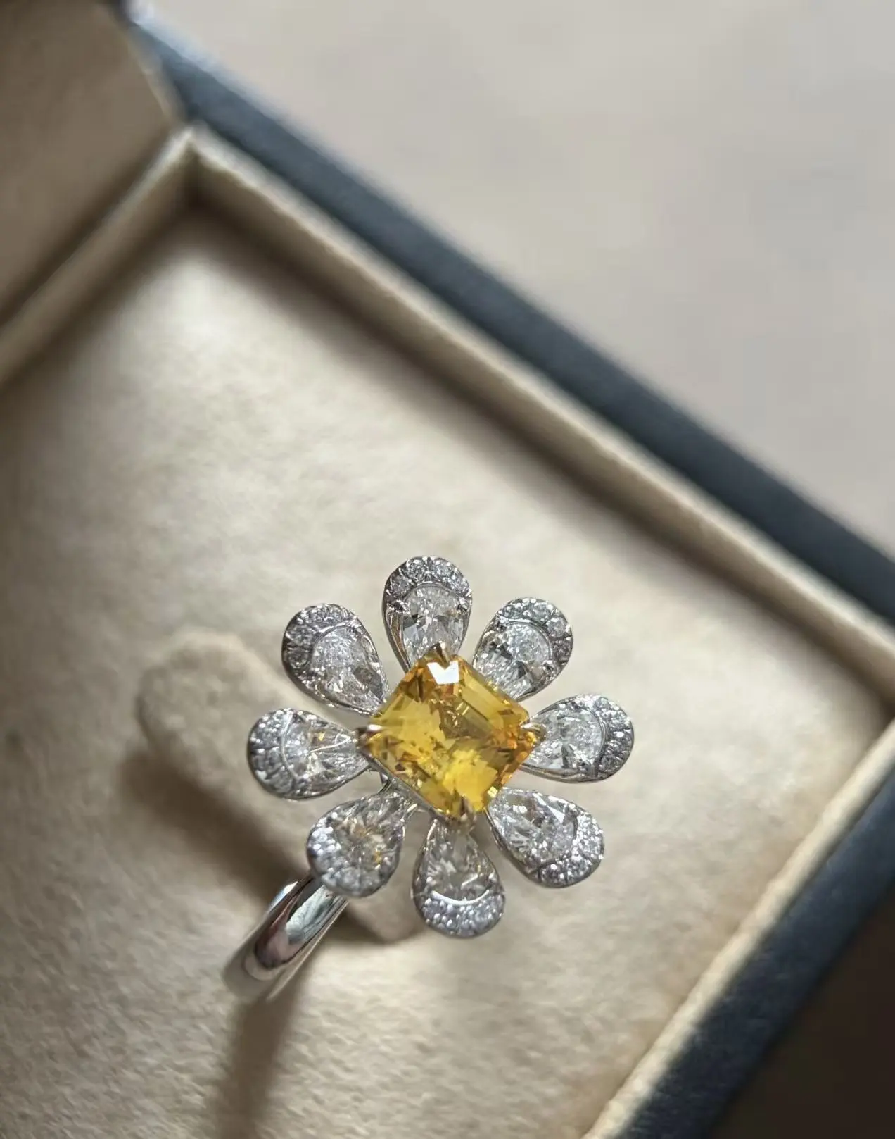 ZKZ Custom Jewelry 18K White Gold Lab Grown Diamond Flower Ring For Engagement 1