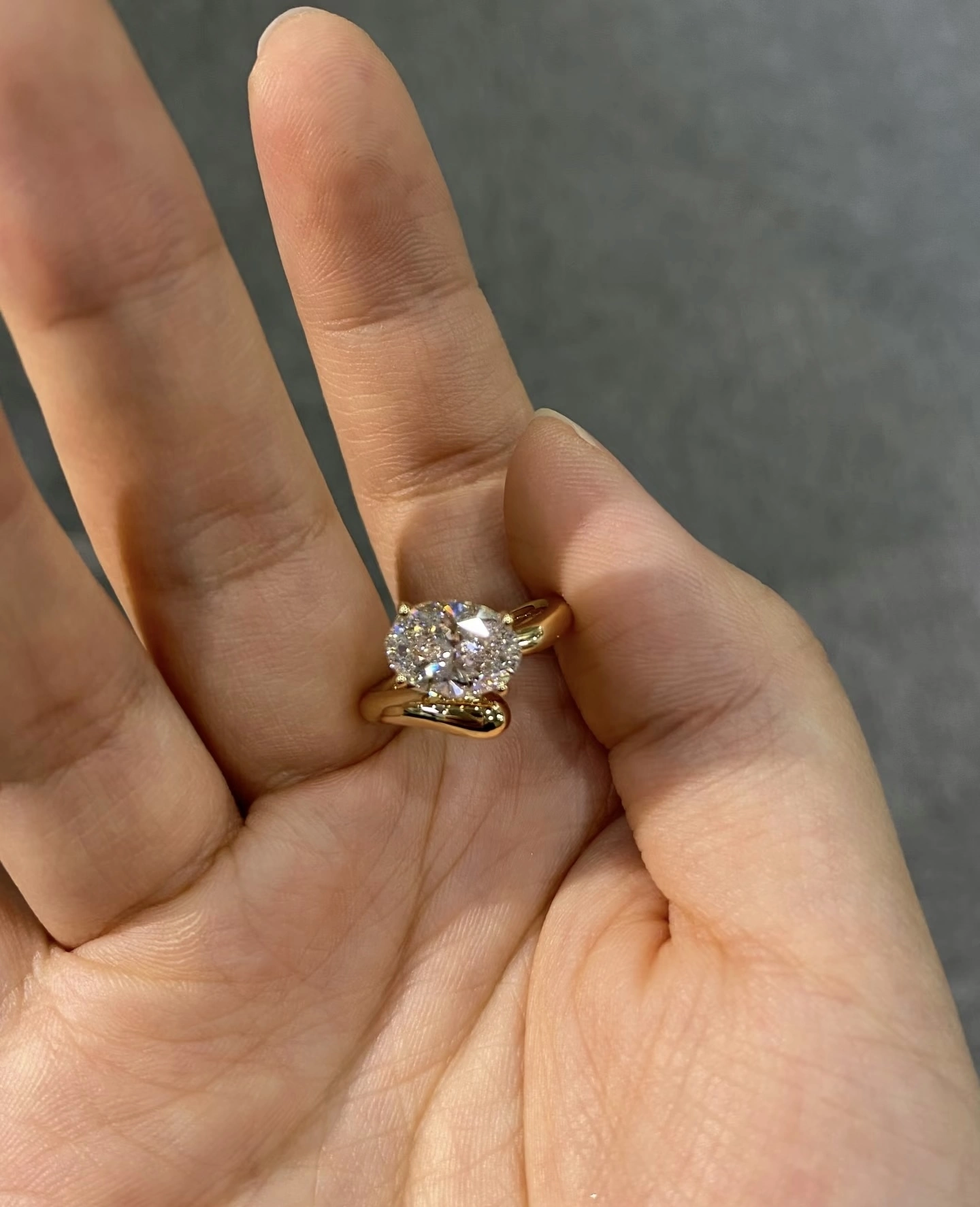 18K Yellow Gold Oval Cut Lab Grown Diamond Shooting Star Ring 1