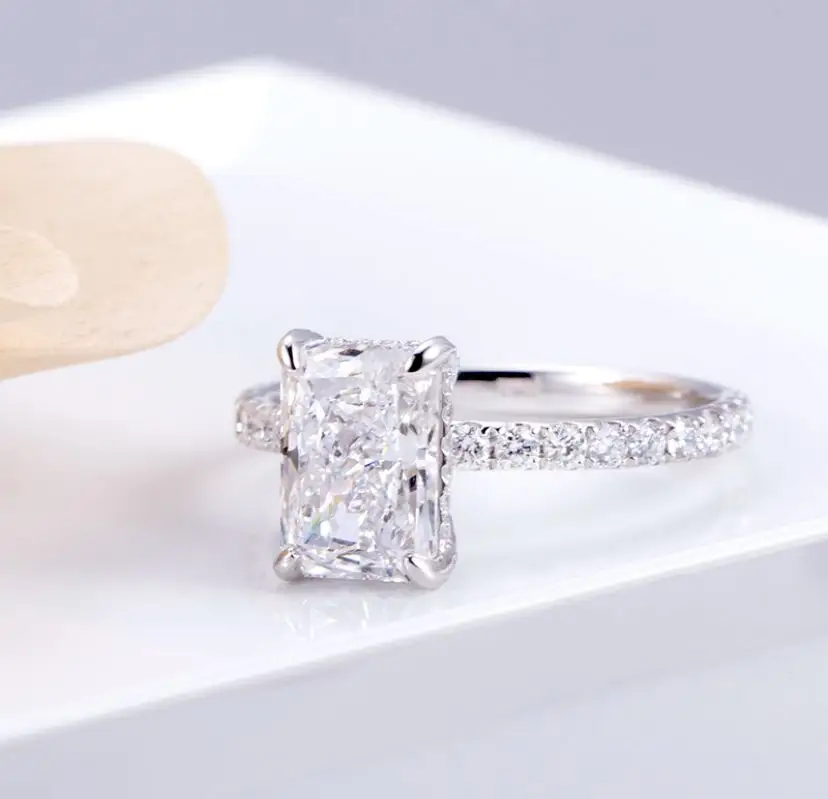 Anillo de diamantes de laboratorio radiantes de 3 quilates D VVS1 en oro macizo de 18 quilates 1