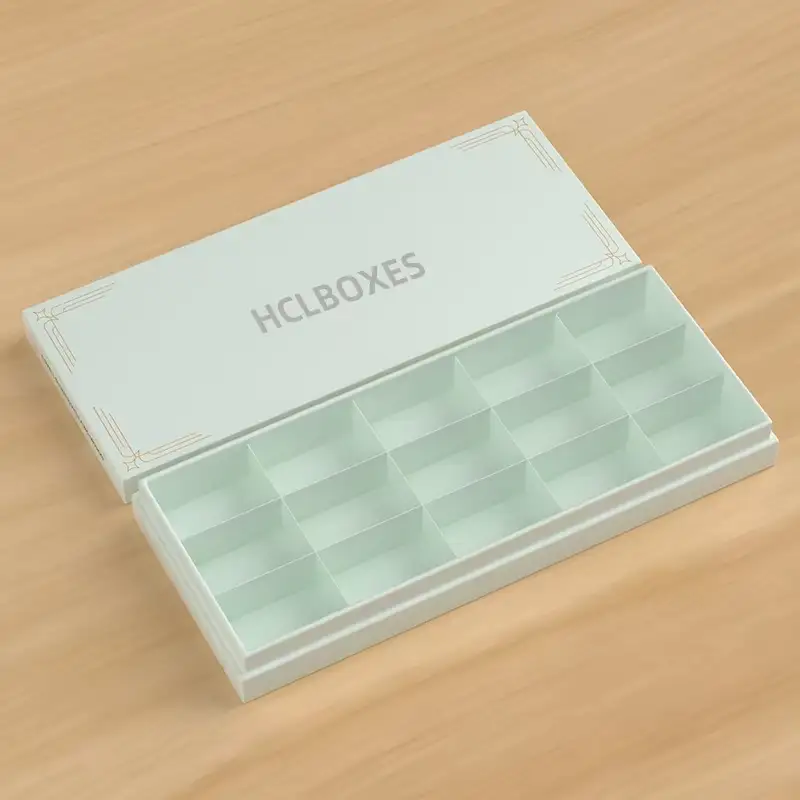 علبة هدايا فاخرة مصنوعة من الكرتون المقوى الصلب، مقسمة إلى قسمين، تحتوي على حلويات متنوعة مثل الحلوى والبسكويت والماكارون، مزينة بنقوش بارزة وتغليف غير لامع. 1