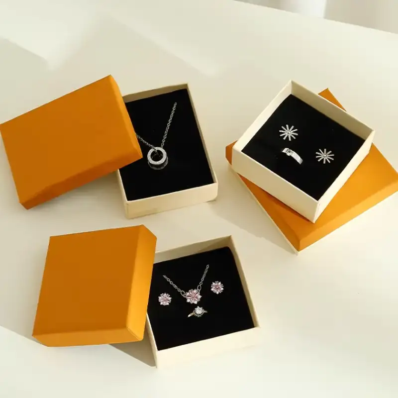 علب تغليف ورقية صفراء مستطيلة الشكل قابلة لإعادة التدوير، بمقاسات مخصصة، مع طبقة تغليف غير لامعة، مناسبة كهدية ذكرى زواج أو صندوق مجوهرات. 1