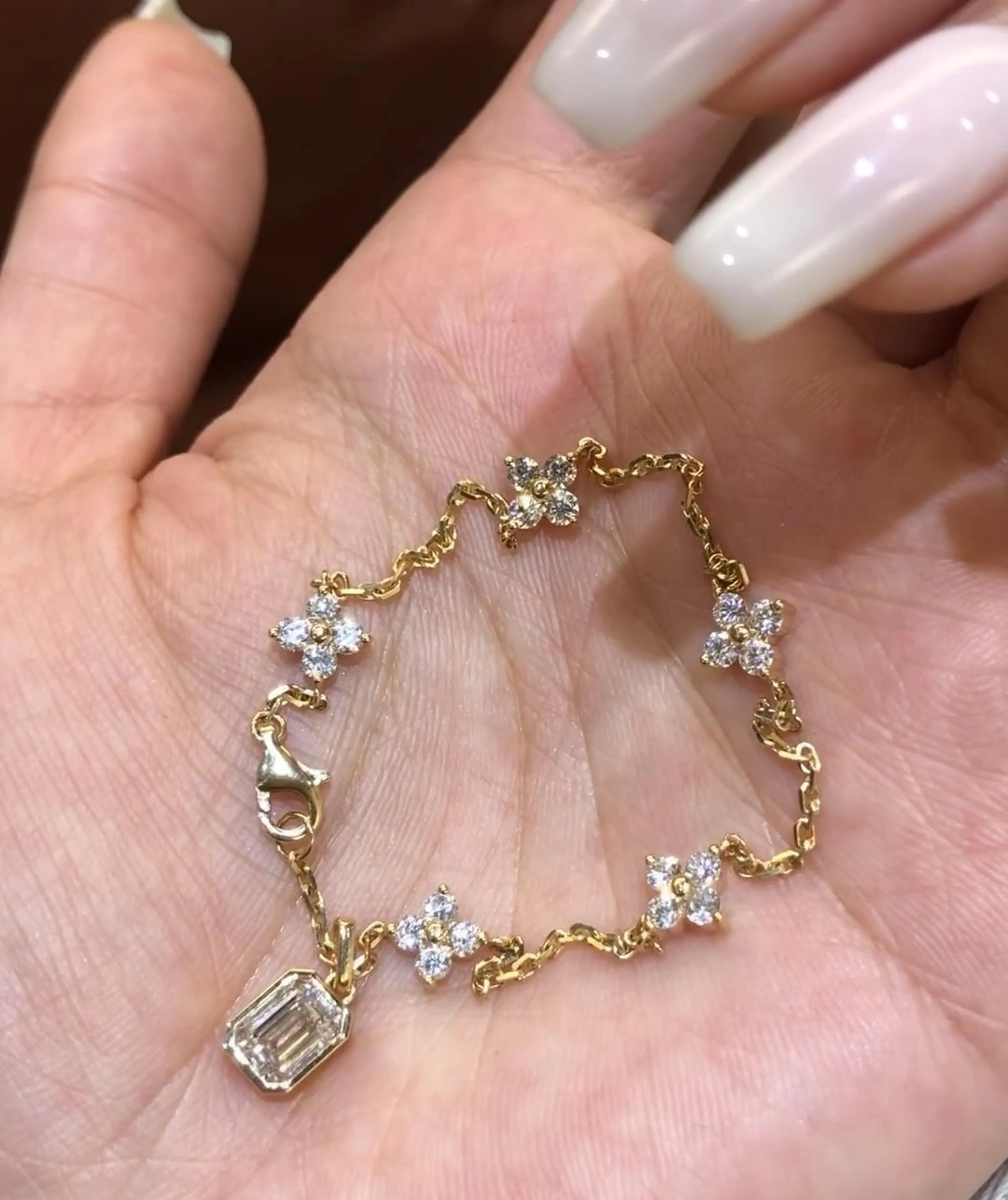 18K Lab Diamond Bracelet 1ct Emerald with small round Customized bracelet with IGI certification 1