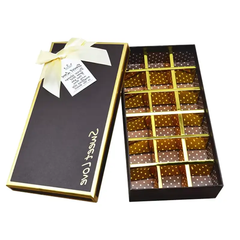 علبة هدايا من 9 قطع شوكولاتة، مصنوعة من كرتون مربع قابل لإعادة التدوير، مغلفة بطبقة لامعة تحمل شعارًا مخصصًا. 1