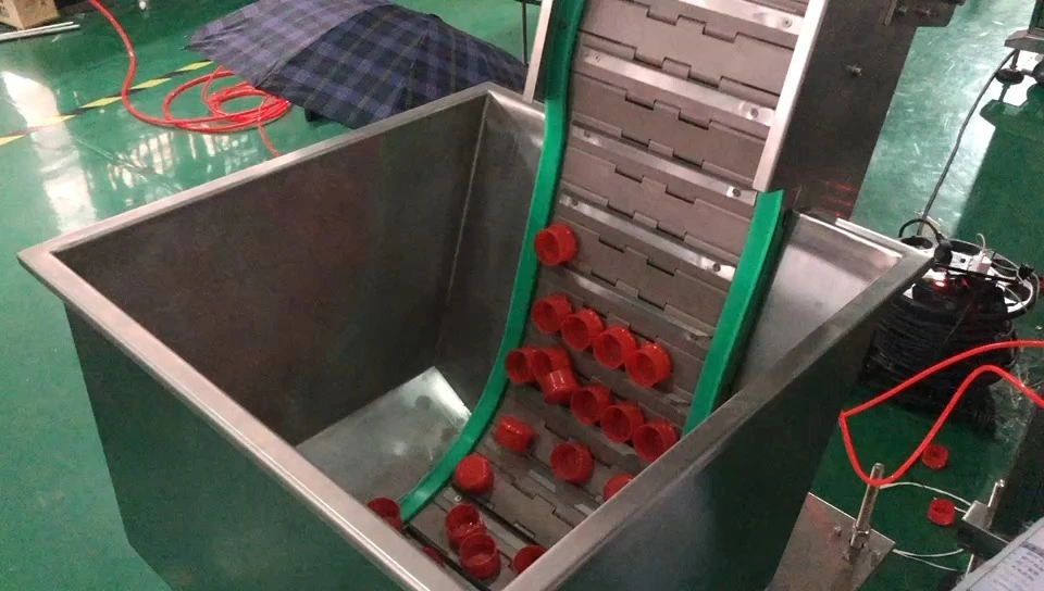 Automatic capping machine for plastic and glass bottle use 1