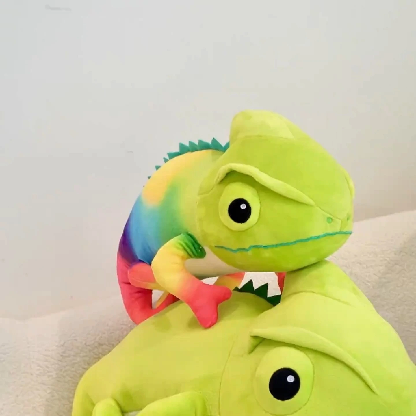Premium Soft Curly-Tailed Lizard Plush Toy with Magic Color-Changing Effect 1