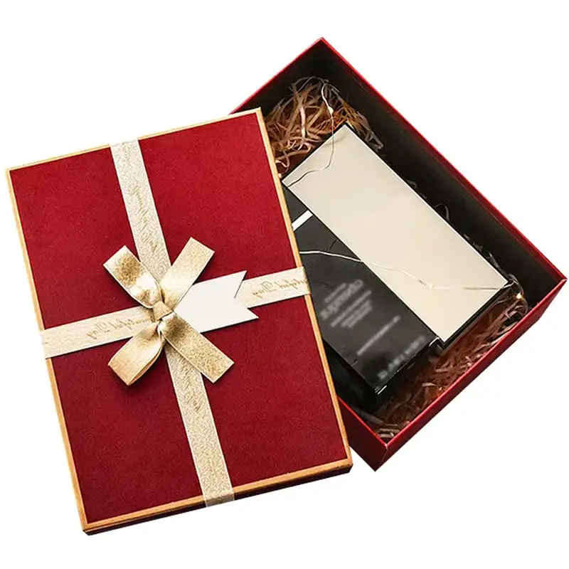 علبة هدايا تجميلية فاخرة قابلة للتخصيص، مزينة برسومات زهور مطبوعة بتقنية الأشعة فوق البنفسجية الموضعية والنقش البارز، مصنوعة من ورق مقوى قابل لإعادة التدوير. 1