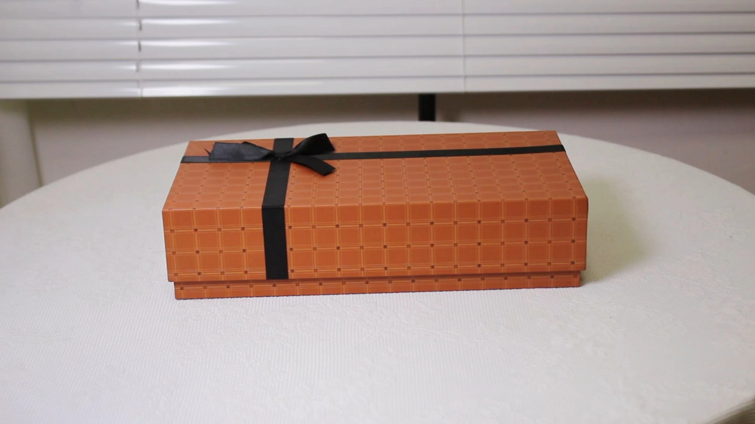 CF Custom Reusable Large High-End Cosmetics Gift Box with Matt Lamination Sponge Lining Rigid Cardboard Logo 1