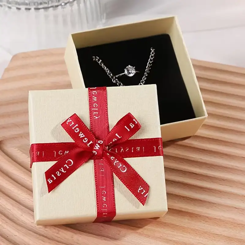 علبة مجوهرات فاخرة من الورق المقوى قابلة لإعادة التدوير، قابلة للتخصيص، بشعار المصنع على الغطاء السفلي، ومطلية برقائق ذهبية بتقنية الأشعة فوق البنفسجية. 1