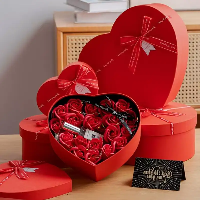 علبة هدايا قابلة لإعادة التدوير على شكل قلب لعيد الحب، مثالية لتغليف المجوهرات، مع خيارات تخصيص وطباعة بارزة/رقائق ذهبية. 1