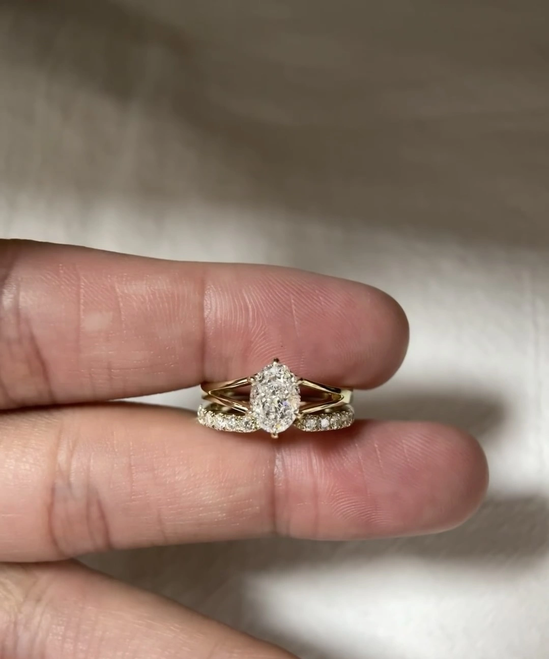 18K Lab Diamond Ring 1ct Oval with a secondary ring Classic engagement ring set of rings VS 1