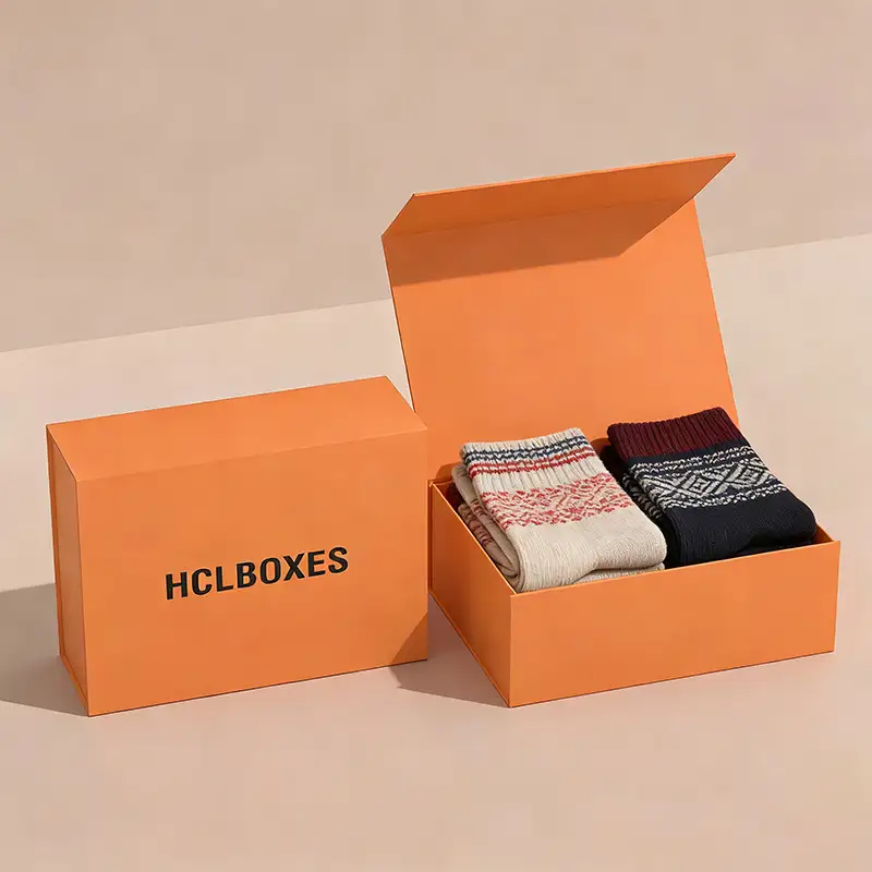 علبة هدايا فاخرة على شكل حقيبة يد برتقالية اللون، بتصميم قابل للطي مغناطيسيًا، ومغلفة بطبقة لامعة، مصنوعة من مواد معاد تدويرها للجوارب. 1