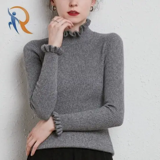 كنزة نسائية سوداء من الصوف المحبوك، مزينة بالدانتيل وحافة مكشكشة، بقصة ضيقة ورقبة شبه عالية، مناسبة للارتداء كملابس داخلية للنساء، لفصلي الخريف والشتاء. 1