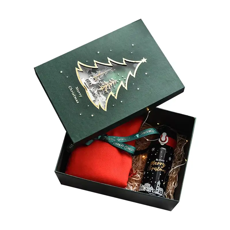 علب هدايا عيد الميلاد المضيئة القابلة للتكديس، مصنوعة من ورق مقوى قابل لإعادة التدوير بنقشة شجرة عيد الميلاد، مع تغليف غير لامع للأوشحة وأحمر الشفاه. 1