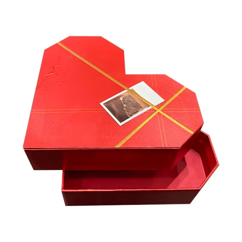 علبة هدايا صغيرة قابلة لإعادة التدوير على شكل قلب، مصنوعة من الكرتون الأحمر متعدد الزوايا، مثالية لعيد الحب، مغلفة بطبقة لامعة غير لامعة. 1