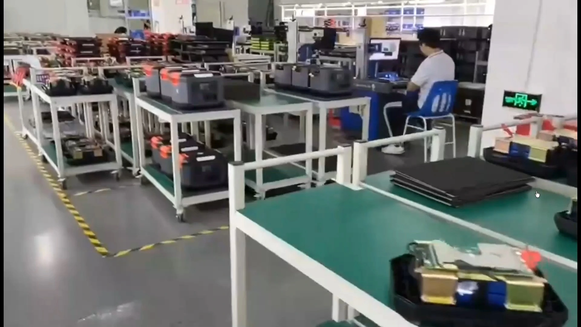 Home Outdoor 200W 300W 600W Solar Charging Power Station Portable Power Supply Generator Solar Energy Backup Battery Charger 1