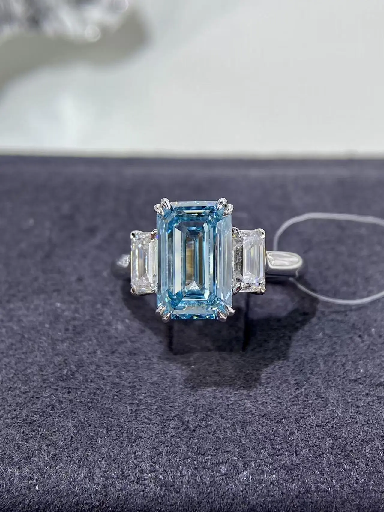 ZKZ Jewelry High Quality 18K White Gold Three Stones Lab Grown Emerald Diamond Ring With IGI Certified 1