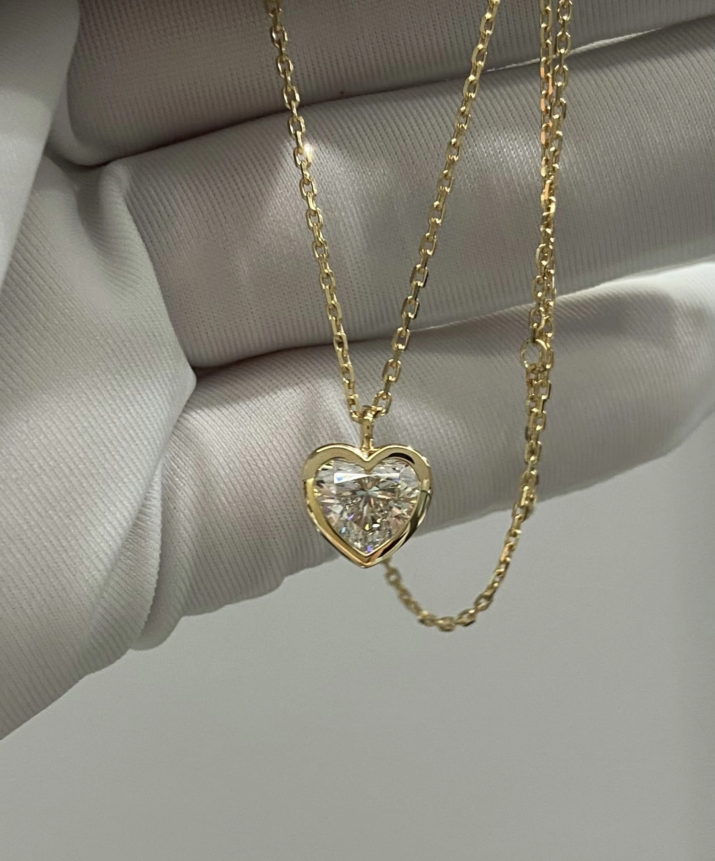 18K Gold Heart-Shaped Lab-Grown Diamond Bezel-Set Pendant 1