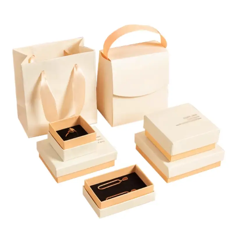 علبة خواتم بيضاء قابلة لإعادة التدوير، بغطاء وقاعدة من الورق المقوى، وشعار مخصص، مع أكياس لتغليف الأساور والقلائد، وتغليف غير لامع. 1