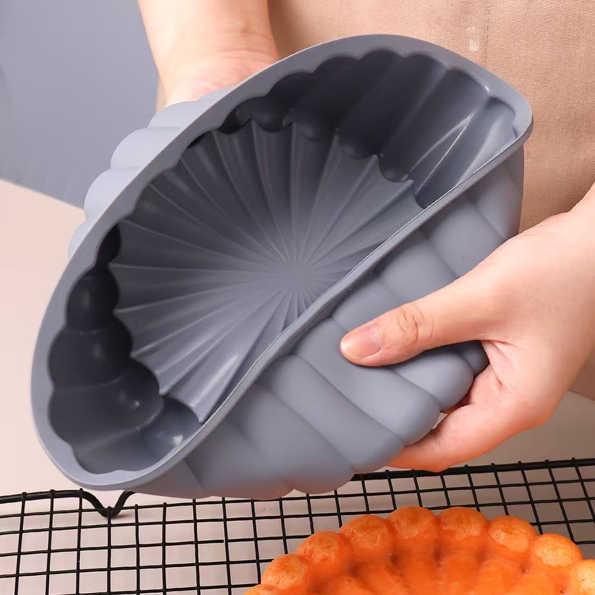 Create Amazy 3D sunflower cakes with this flexible, food-grade silicone mold—engineered for non-stick release and even baking 5