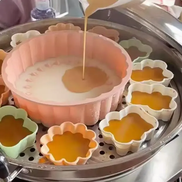 Crea increíbles pasteles de girasol en 3D con este molde de silicona flexible de grado alimenticio, diseñado para una liberación antiadherente y una cocción uniforme. 1