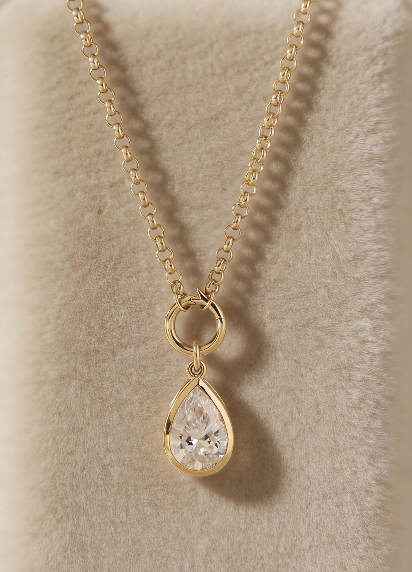 Collier en or jaune 18 carats serti de diamants de laboratoire en forme de poire (1 carat), design personnalisé avec certificat IGI 1