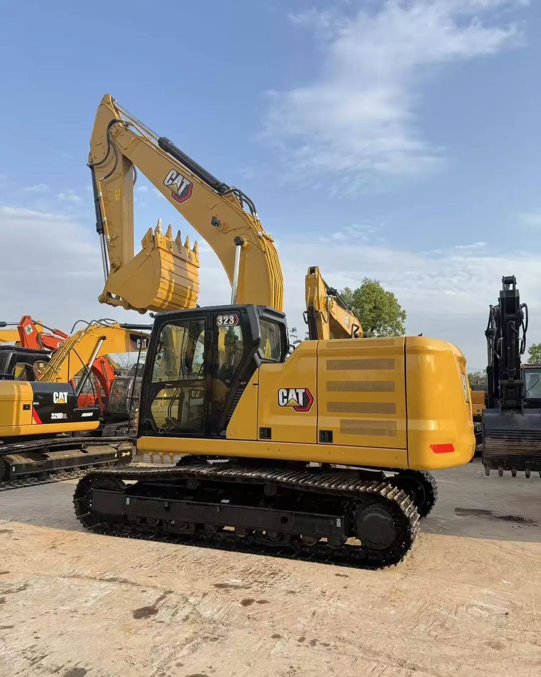Pelle hydraulique sur chenilles CAT 323 d'occasion (2022), 23 tonnes, en excellent état, disponible à Shanghai. 1