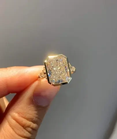Anillo de compromiso radiante de oro de 5,67 quilates 1