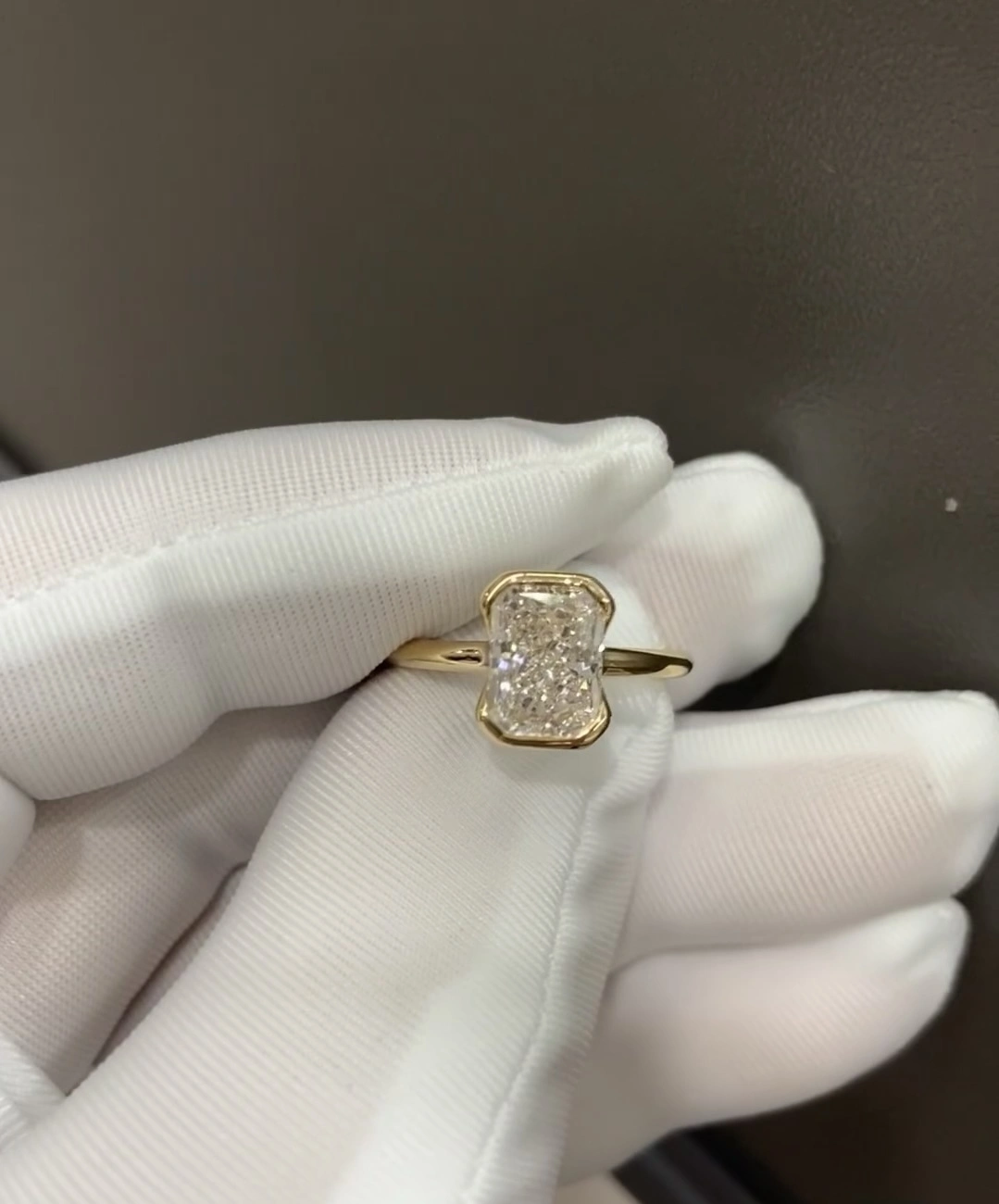 Bague en or jaune 18 carats sertie d'un diamant de laboratoire de 2 carats, serti demi-clos radiant. Bague de fiançailles personnalisée avec certificat IGI. 1