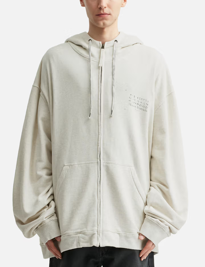 男士米白色 100% 純棉拉鍊連帽衫，飾有褪色印花標誌和解構細節 1