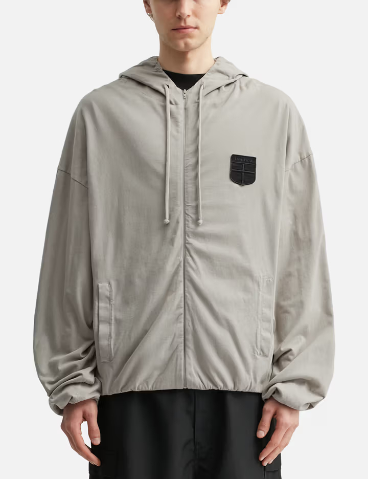 男士灰褐色 220GSM 100% 純棉針織拉鍊連帽衫，附胸前徽章貼片和抽繩帽 1