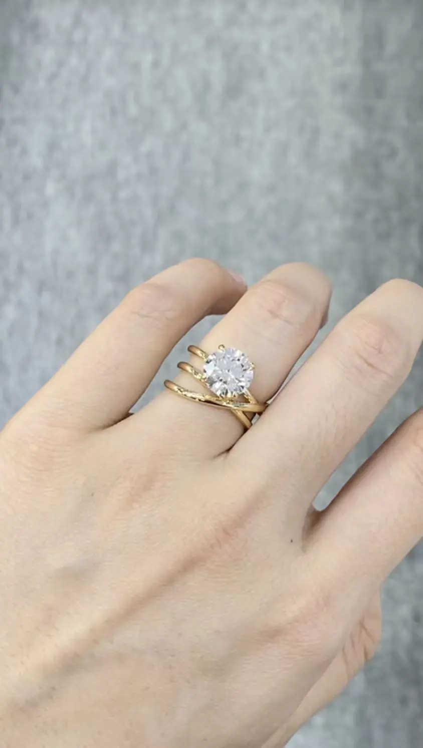 3.1ct round brilliant cut white diamond 18K gold ring with crossover band 1