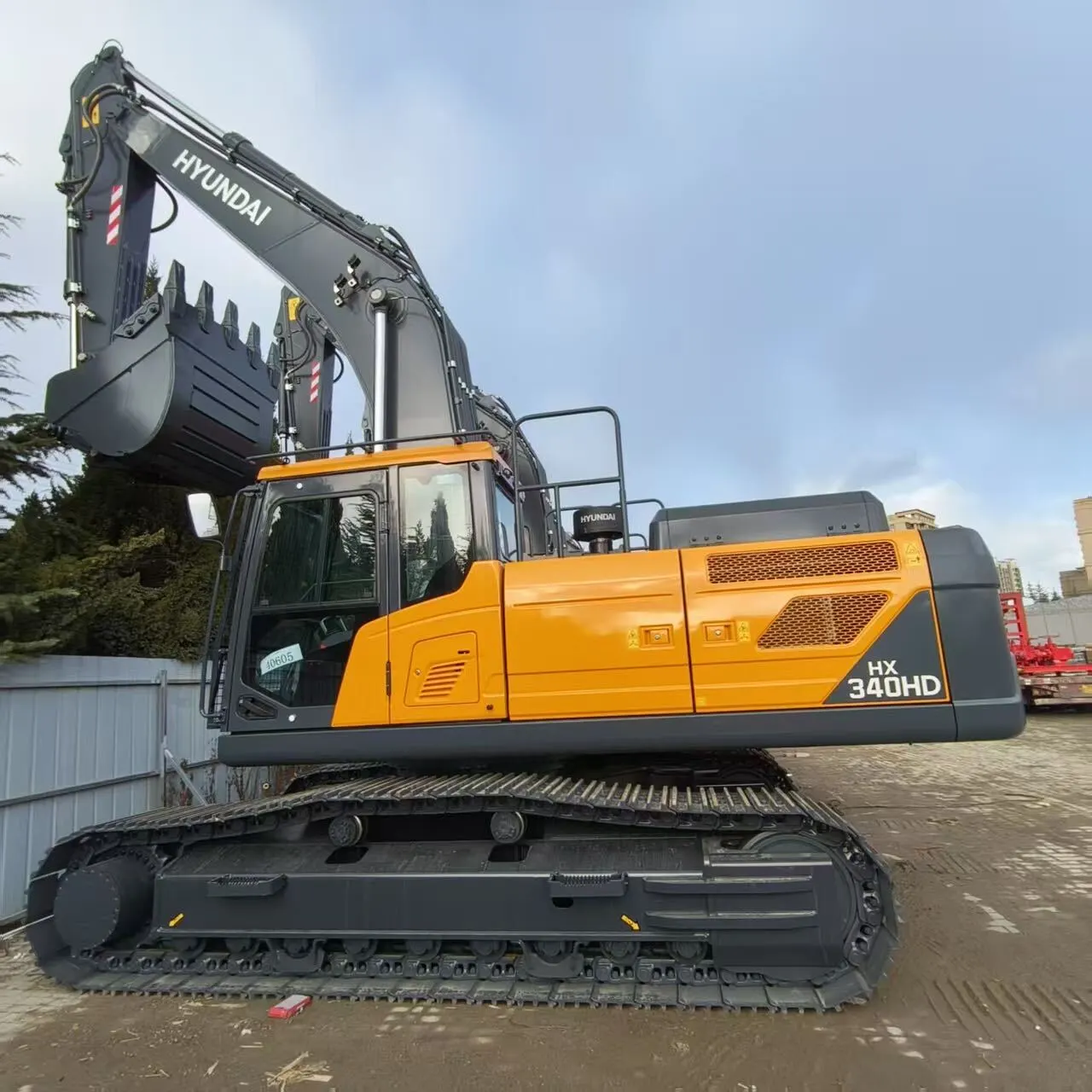 Pelle hydraulique sur chenilles d'occasion HYUNDAI HX340HD (2023), 34 tonnes, en excellent état, disponible à Shanghai. 1