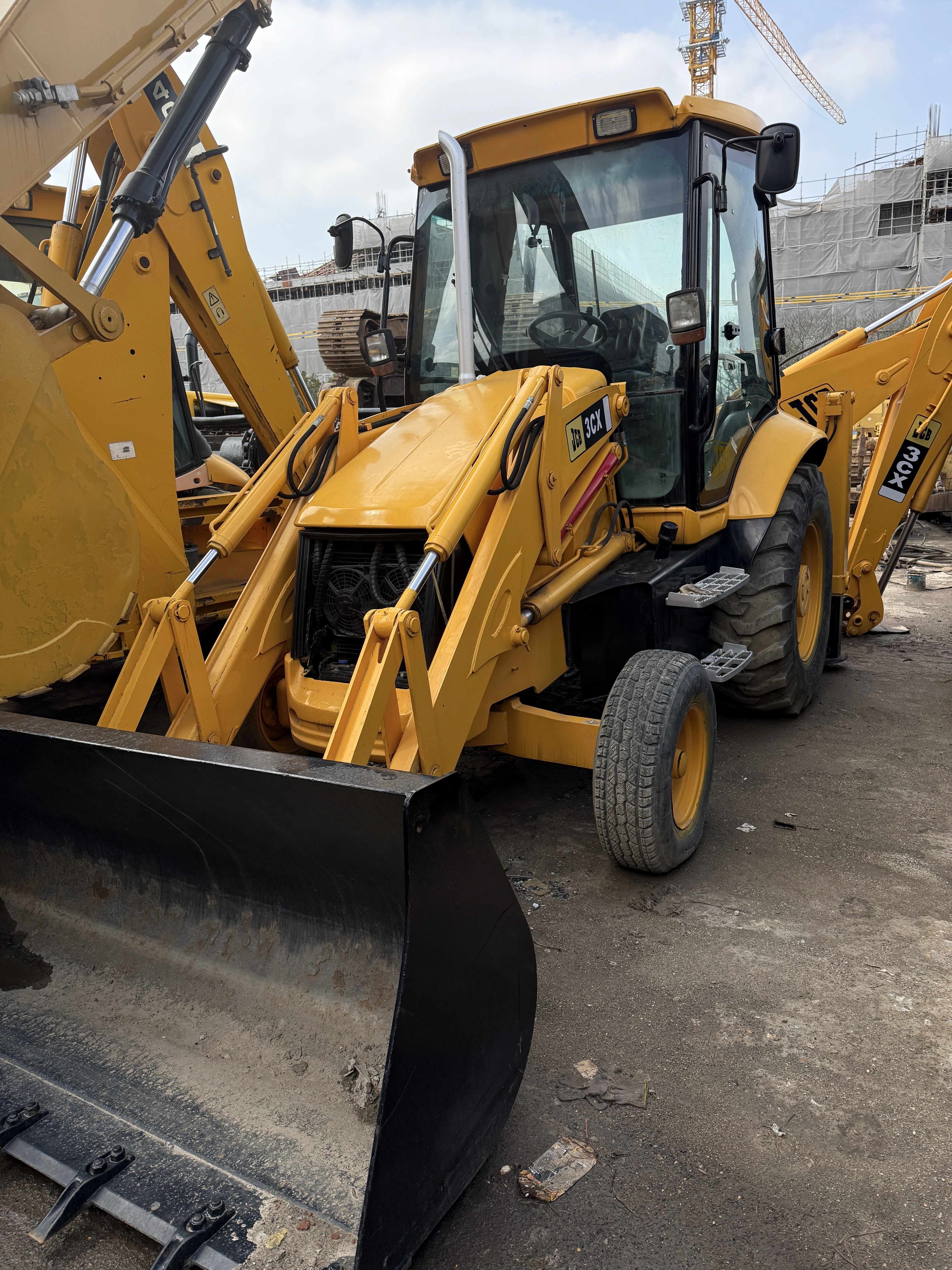 Retroexcavadora JCB 3CX 2023 usada, cargadora de ruedas de segunda mano, de alta calidad, en el astillero de Shanghái. 1
