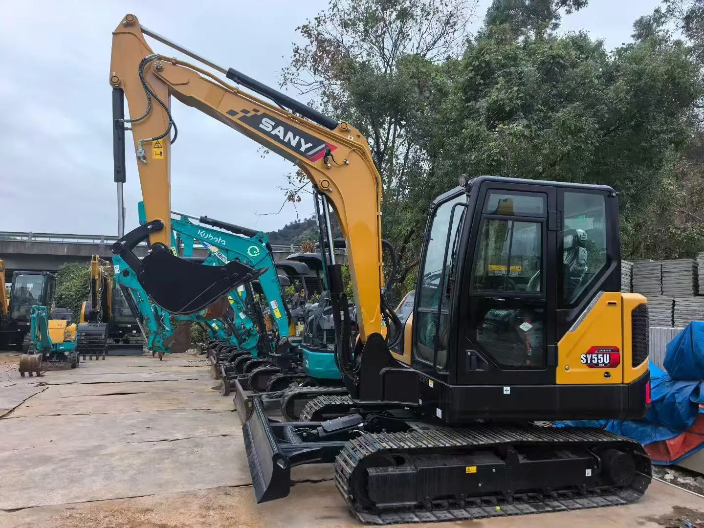 Mini-pelle hydraulique sur chenilles SANY SY55U d'occasion (5,5 tonnes), année 2025, disponible à Shanghai. 1