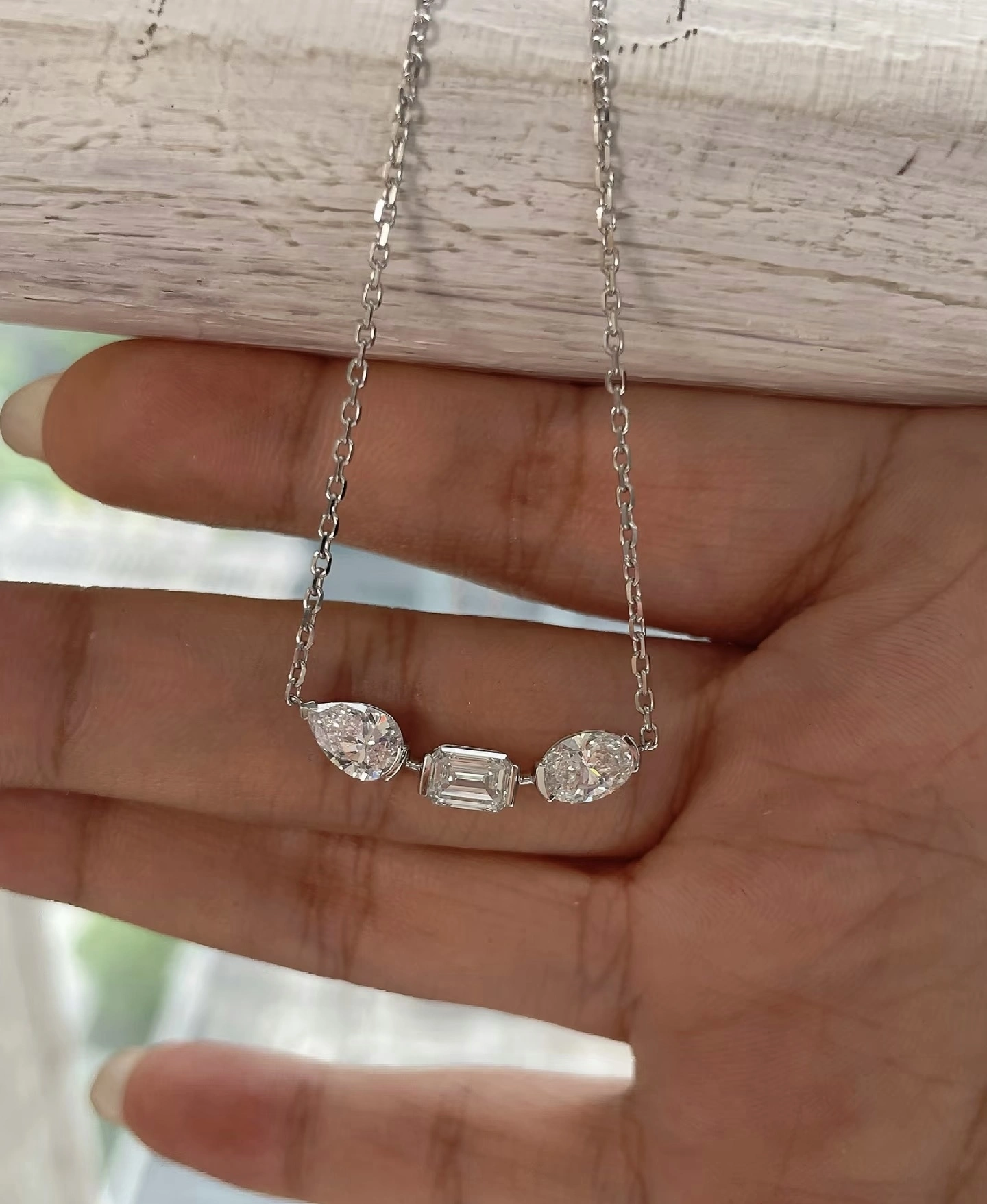 قلادة من الألماس المصنّع في المختبر، الماضي والحاضر والمستقبل، مصنوعة من الذهب الأبيض عيار 18 قيراطًا 1