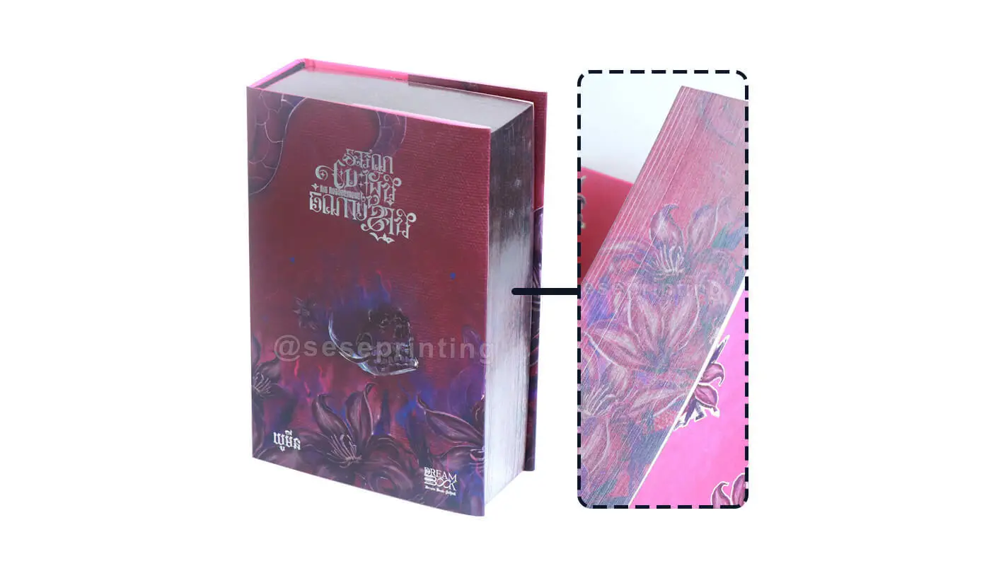 Книга в твердом переплете с обложкой, суперобложками, форзацами и скрытым покрытием краев, выполненным методом серебряного тиснения. 1