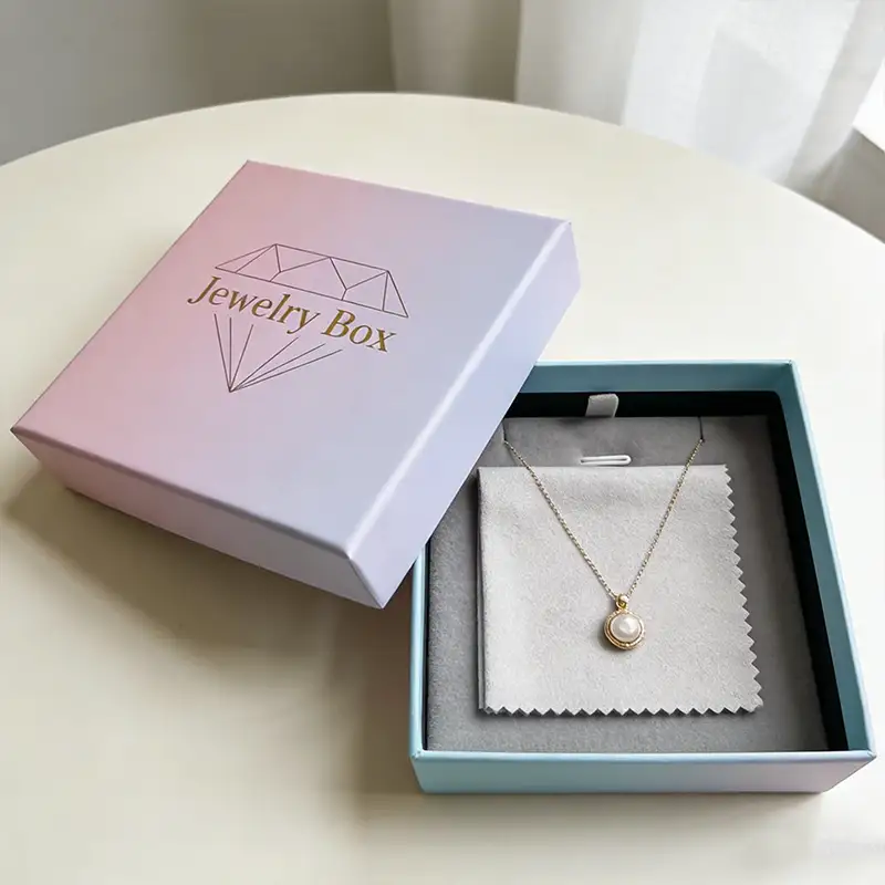 علب فاخرة قابلة لإعادة التدوير بتصميم صدفي، مزينة بشعار من رقائق الذهب، لتخزين المجوهرات، مناسبة للقلائد والأساور. 1