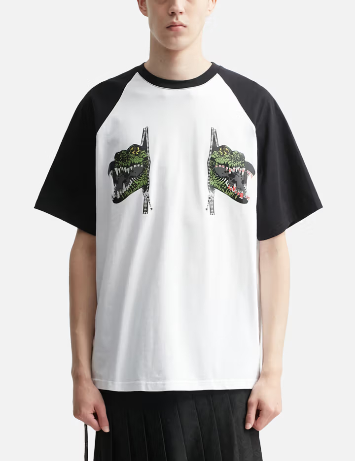 男士240公克重型黑白撞色插肩袖T卹，飾有恐龍圖案 1