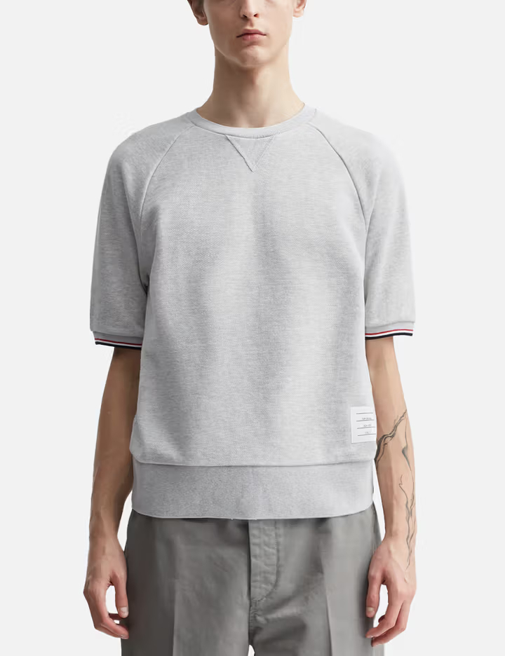 男士淺灰色 300GSM 棉質毛圈短袖插肩套頭衫，飾有標誌性 RWB 條紋 1