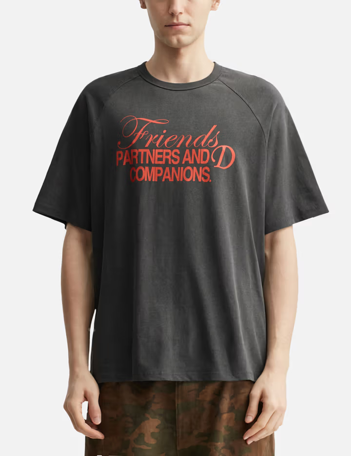 男士炭灰色 230GSM 純棉寬鬆插肩袖 T 卹，印有「朋友、夥伴和 D」圖案 1