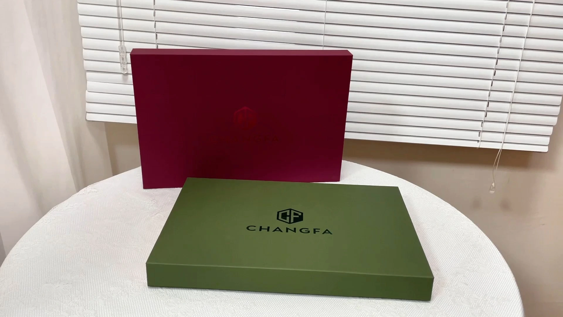 CF Custom Luxury Clamshell Gift Box Cosmetic Lipstick Gift Magnetic Gift Packaging Box with EVA Insert 1